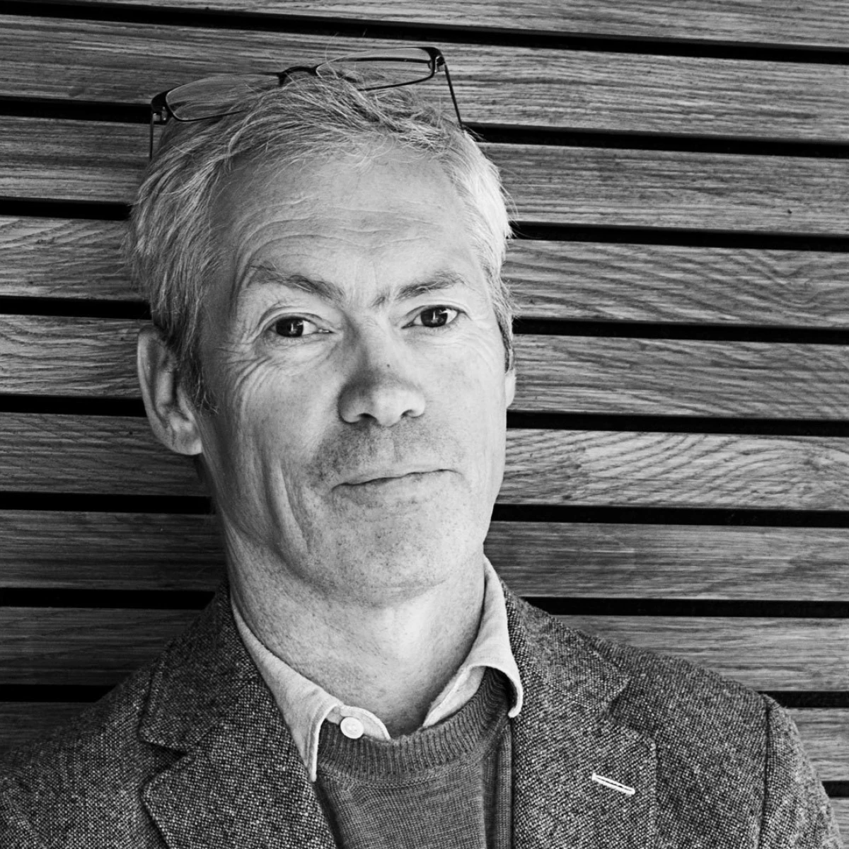 A black-and-white portrait of the British designer Jasper Morrison photographed by Elena Mahugo.
