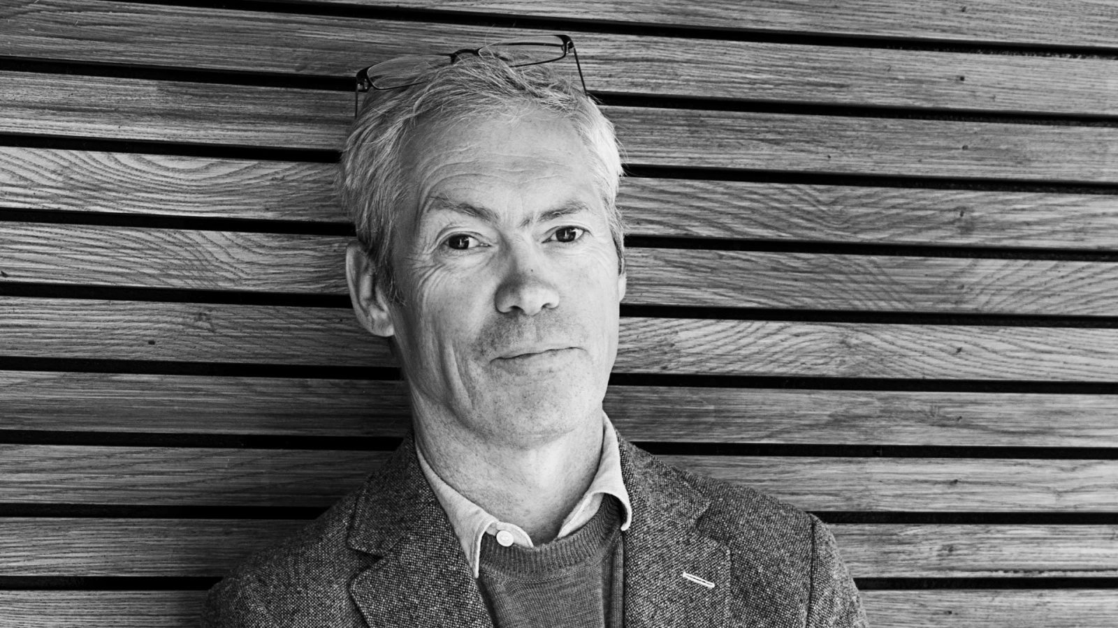 A black-and-white portrait of the British designer Jasper Morrison photographed by Elena Mahugo.