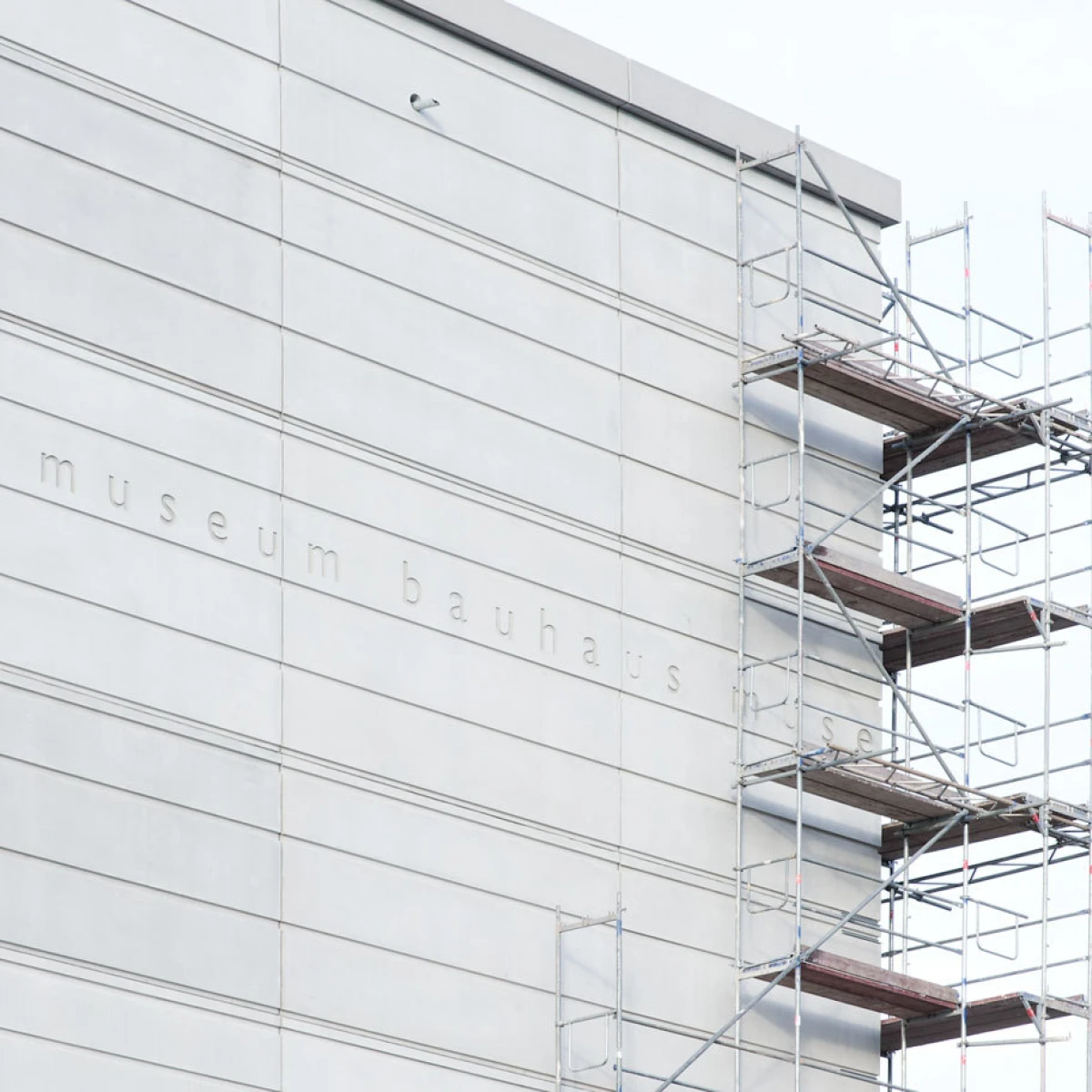Close-up pf the facade of the Bauhaus Museum Weimar with scaffolding.