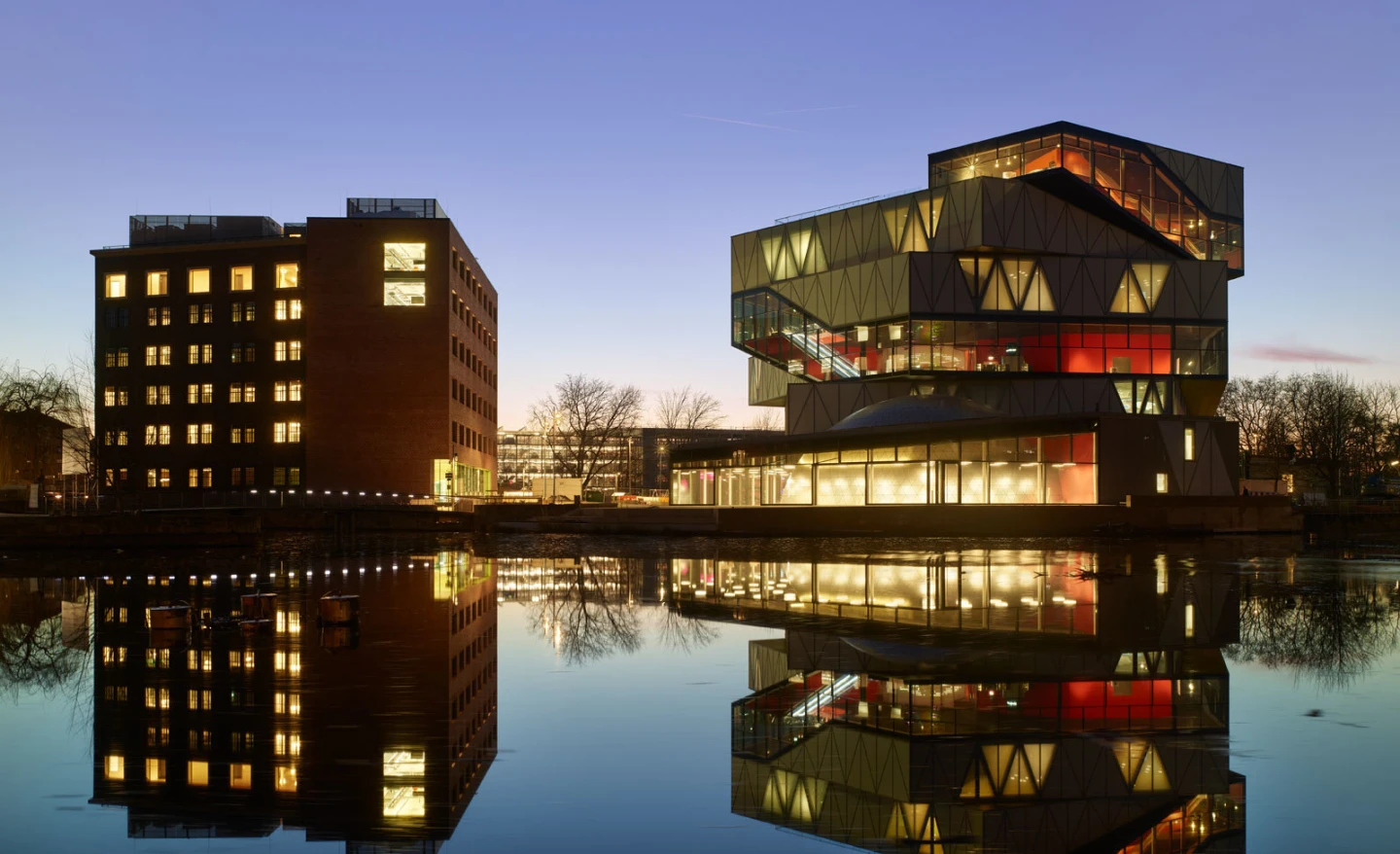 Photo where on the right, the new building for the Experimenta Science Centre in Heilbronn by Sauerbruch Hutton is visible and on the left, an old warehouse building converted several years ago for the Centre.